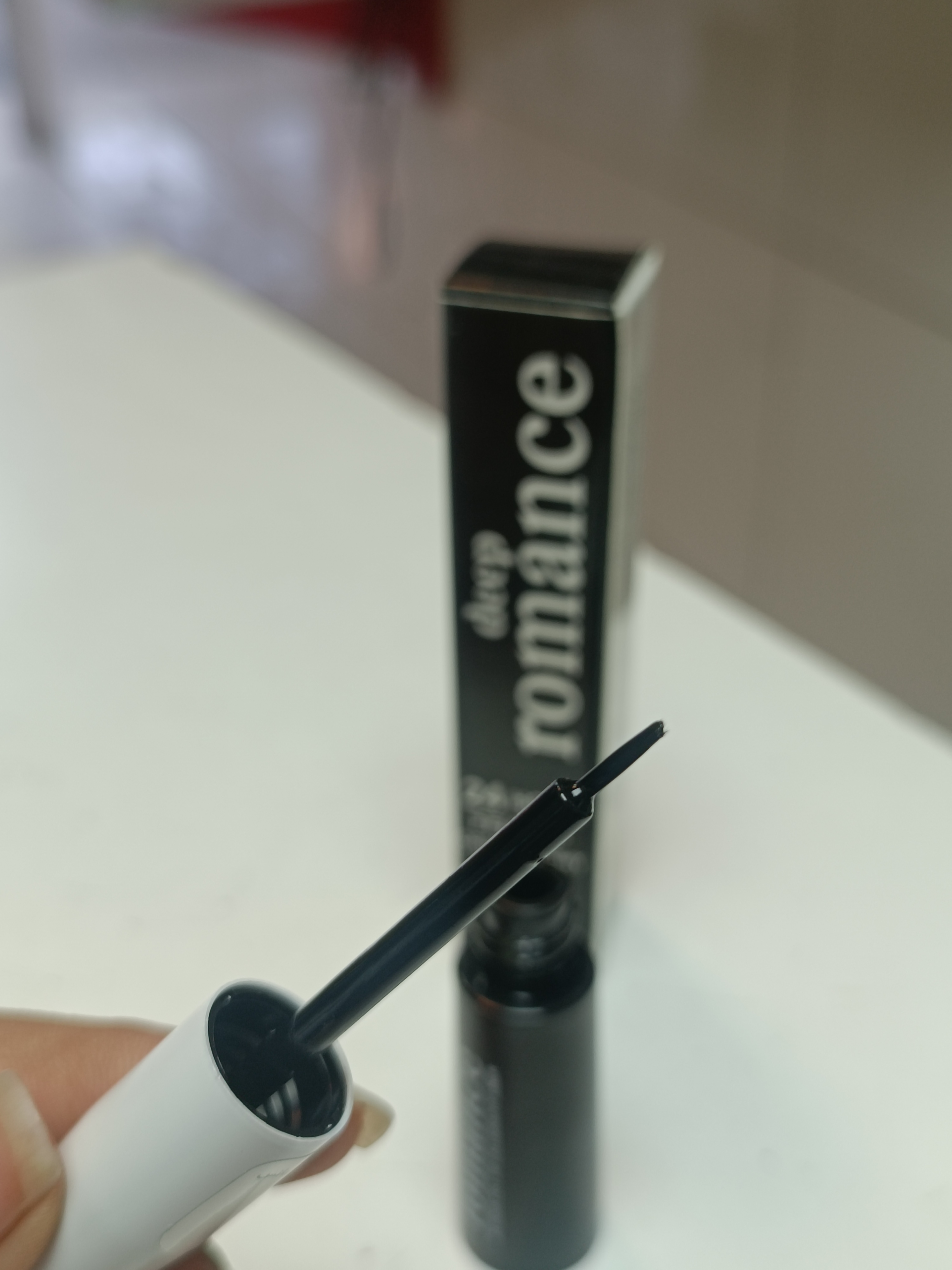 خط چشم مویی رنگ: مشکی کاربنیDeep Romance Eyeliner